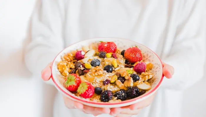 Thói quen giúp kiểm soát đường huyết ăn đủ chất, ưu tiên protein và chất xơ 