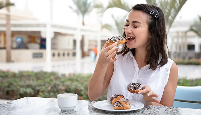 Ăn nhiều đồ ngọt cũng là thói quen xấu khiến đường huyết tăng nhanh 