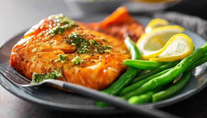 Món cá hồi áp chảo giàu omega-3 tốt cho đường huyết