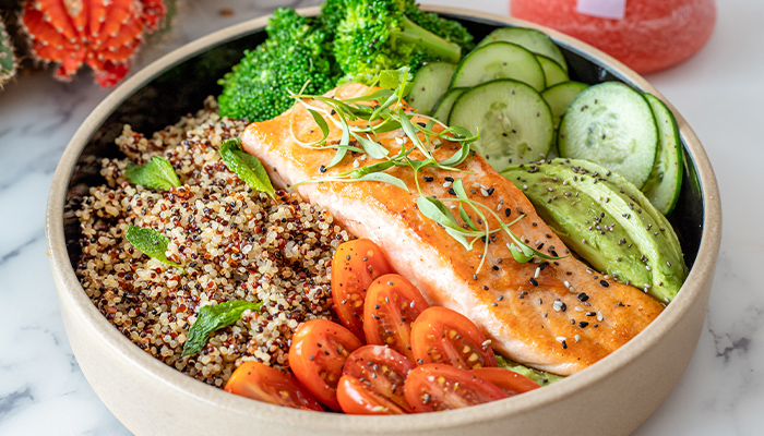 Ăn cơm gạo lứt cùng với cá hồi