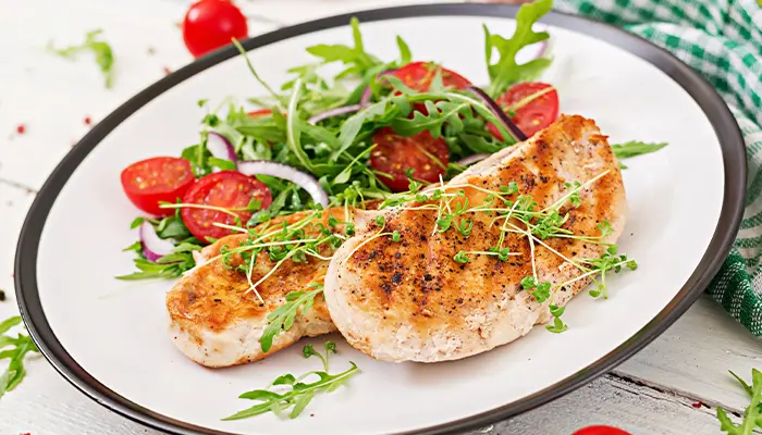 Thịt gia cầm như ức gà giàu protein tốt cho cơ thể 