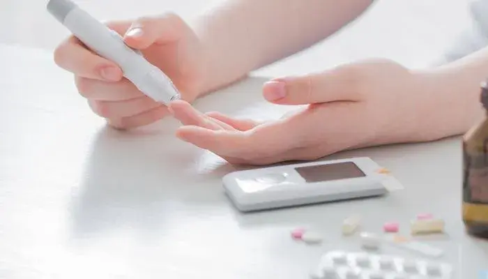 Để khắc phục tiêm insulin đường cao cần kiểm tra lại đường huyết và thời điểm tiêm