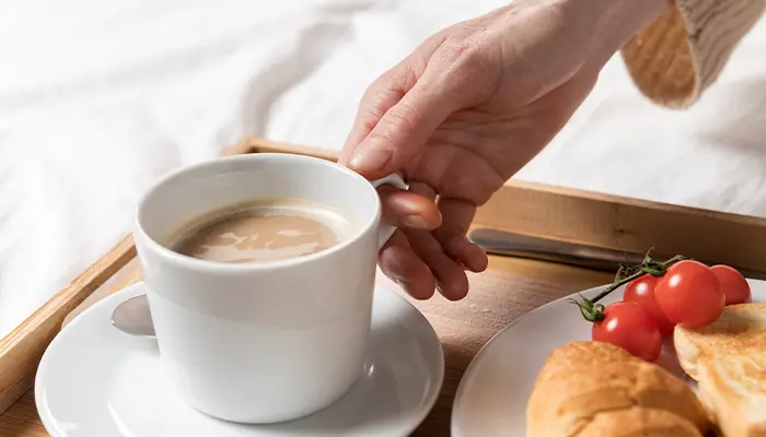 Người bệnh nên hạn chế uống cà phê, trà sữa có đường vào buổi sáng để ổn định đường huyết 