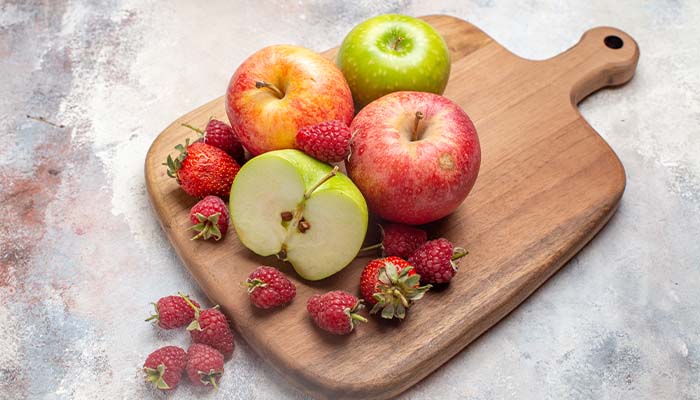 Mẹ bầu có thể thay thế ăn chuối bằng táo, dâu tây 