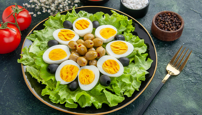 Thay vì ăn trứng vịt lộn người bệnh có thể thay thế sang trứng gà luộc với rau