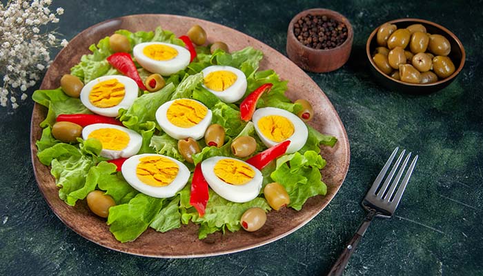 Ăn sáng trứng luộc với rau