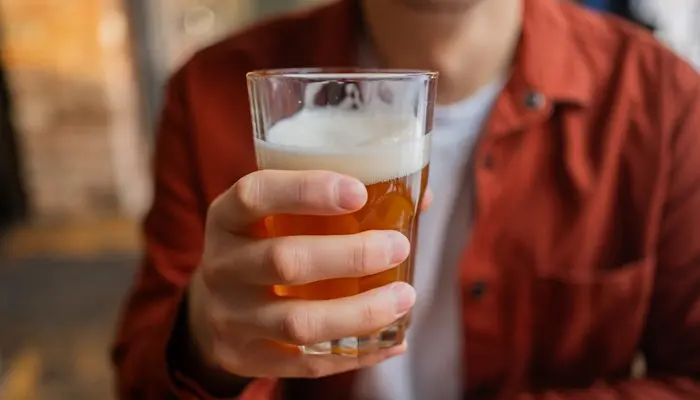 Sử dụng rượu bia thường xuyên cũng là yếu tố nguy cơ dẫn đến tê bì chân tay