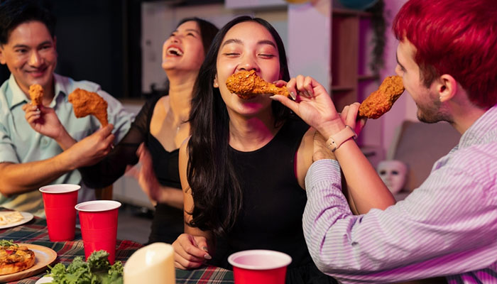 Chế độ ăn không lành mạnh cũng là yếu tố tác động đến mục tiêu điều trị đái tháo đường