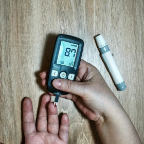 Đường huyết tăng cao vào ban đêm do đâu? Cách xử lý đúng cách